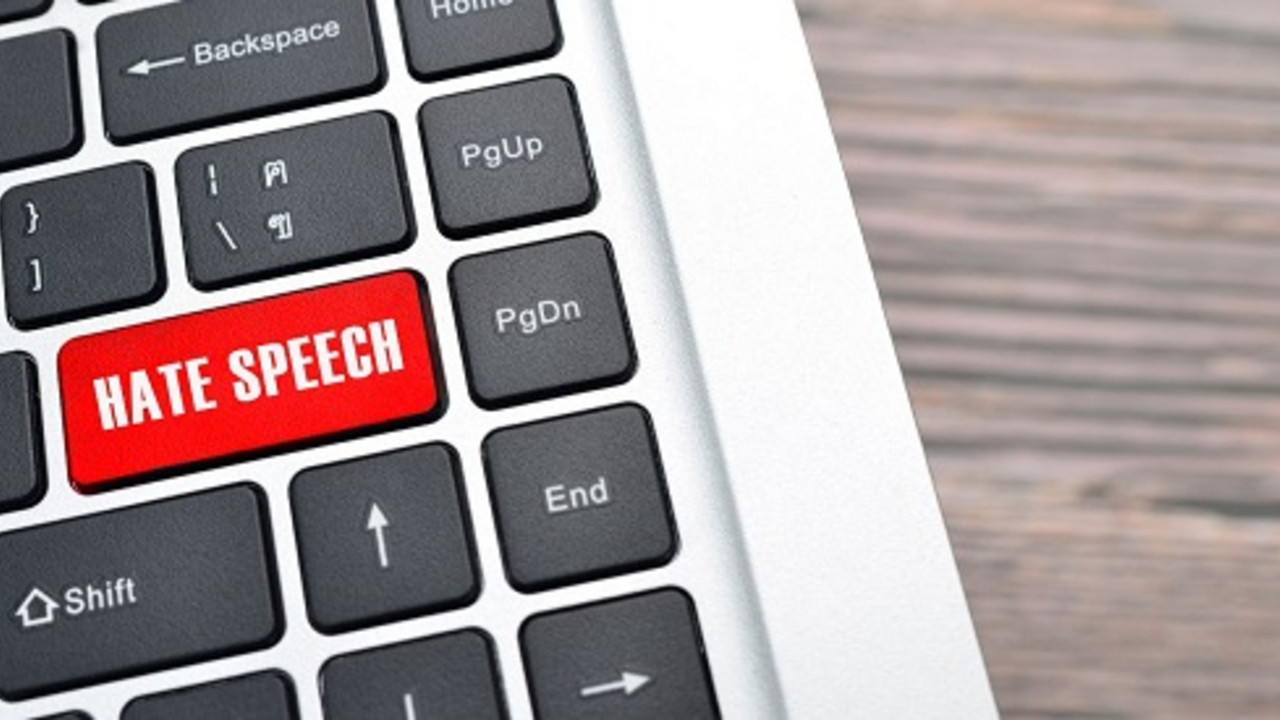Tastatur, auf der eine rote Taste mit dem Wort "Hate Speech" zu sehen ist