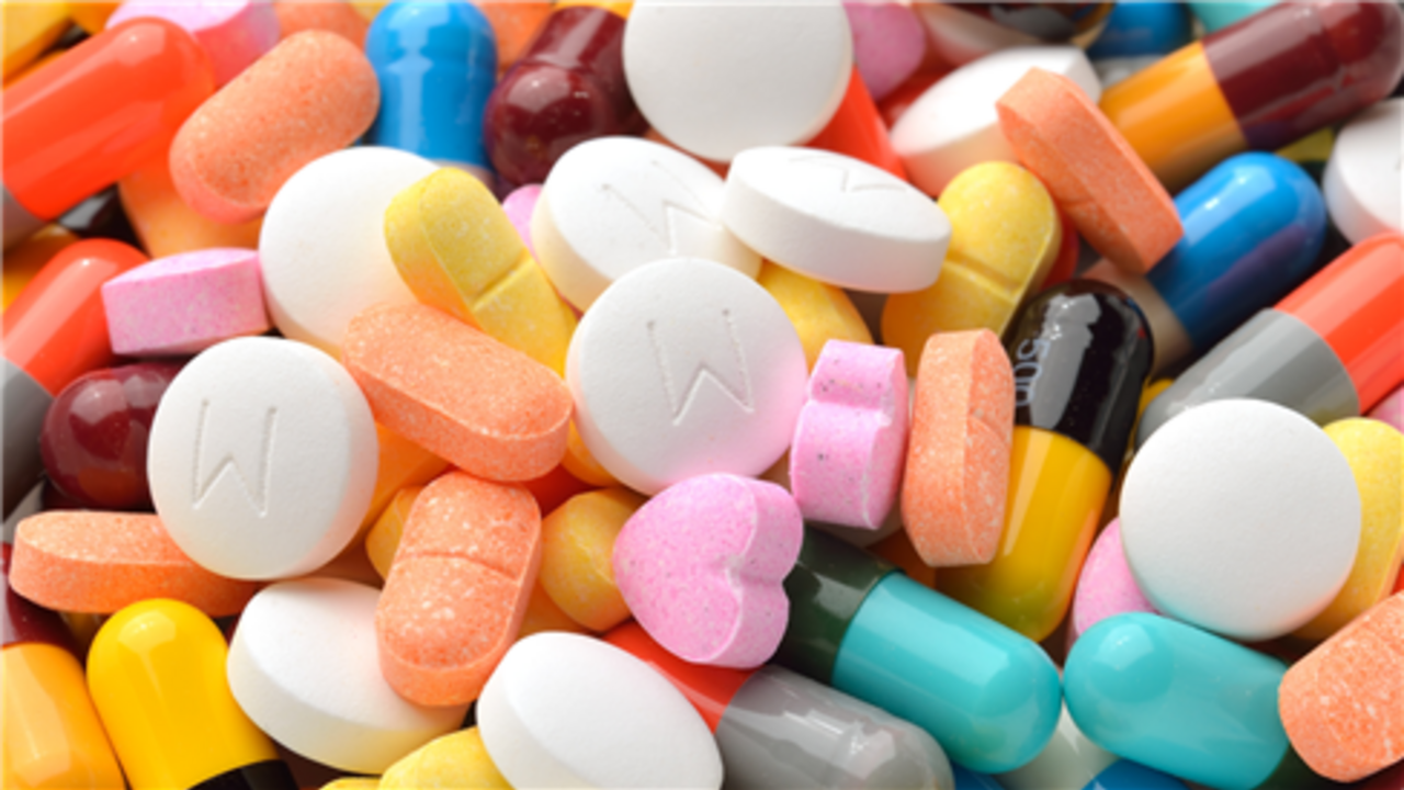 Zahlreiche bunte Ecstasy-Tabletten und Pillen