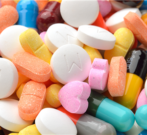 Zahlreiche bunte Ecstasy-Tabletten und Pillen
