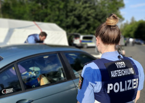 Polizistin bei einer Verkehrskontrolle