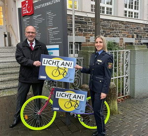 Bürgermeister Friedrich Marx und Dienststellenleiterin Kimberly Short