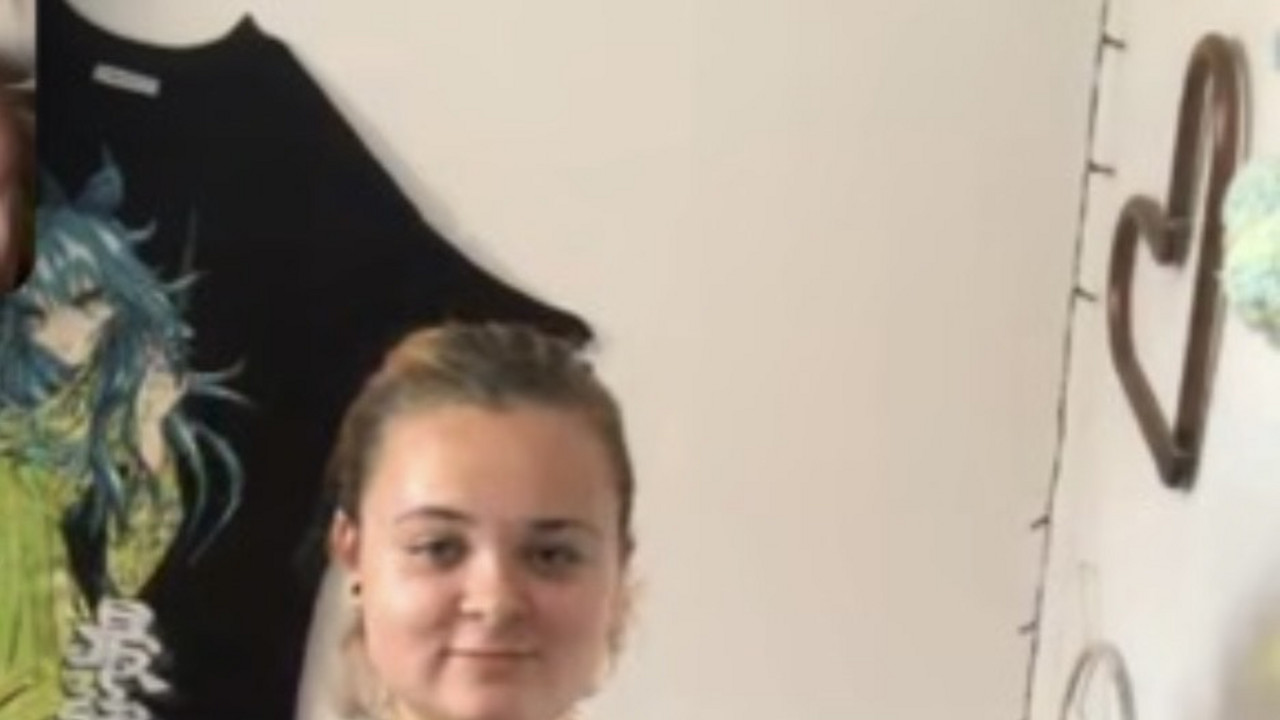 Bild zeigt Ganzkörperaufnahme einer jungen Frau.