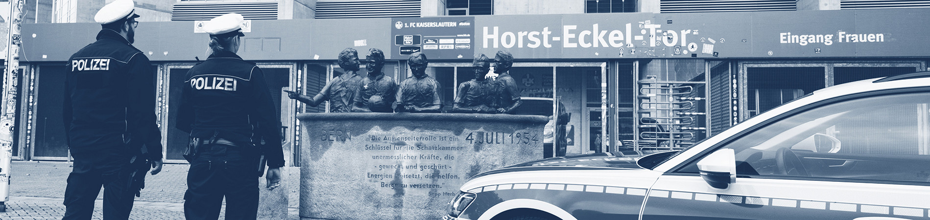 Polizisten am Stadion