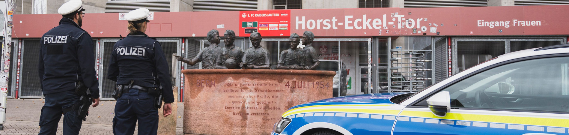 Polizisten am Stadion