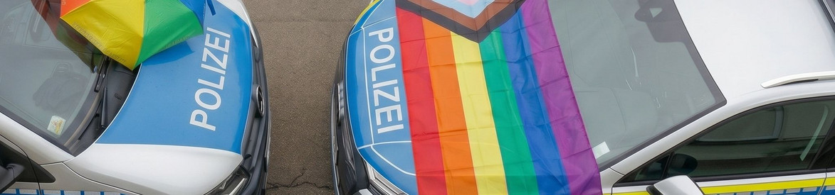 2 Polizeiautos mit Pride Flagge
