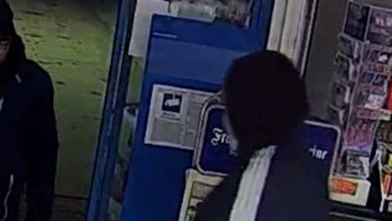 Maskierter Täter verlässt die Tankstelle Maskierter Täter verlässt die Tankstelle