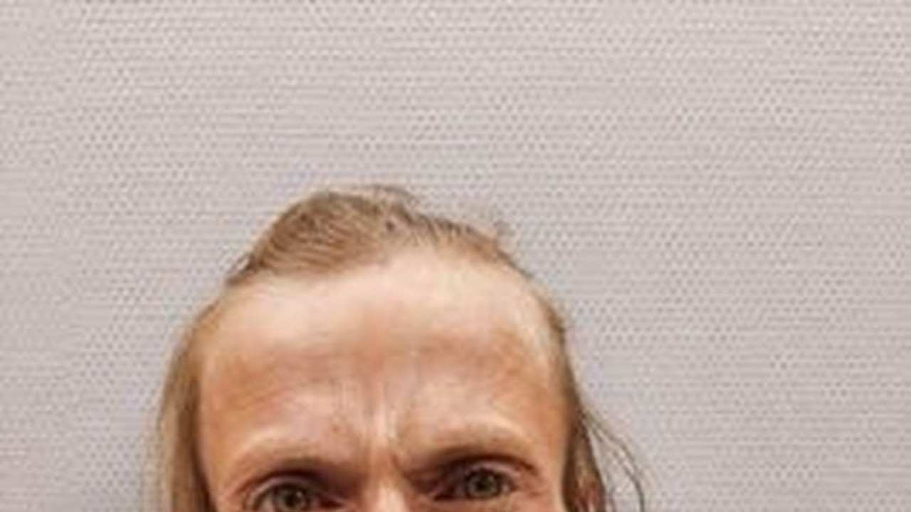 Das Bild zeigt die vermisste Frau. Eine Frau mit mittellangem blondem Haar, halb zum Zopf gebunden.