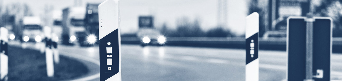 Zentrale Bußgeldstelle Nahaufnahme zweier Katzenaugen am Fahrbahnrand einer Autobahn