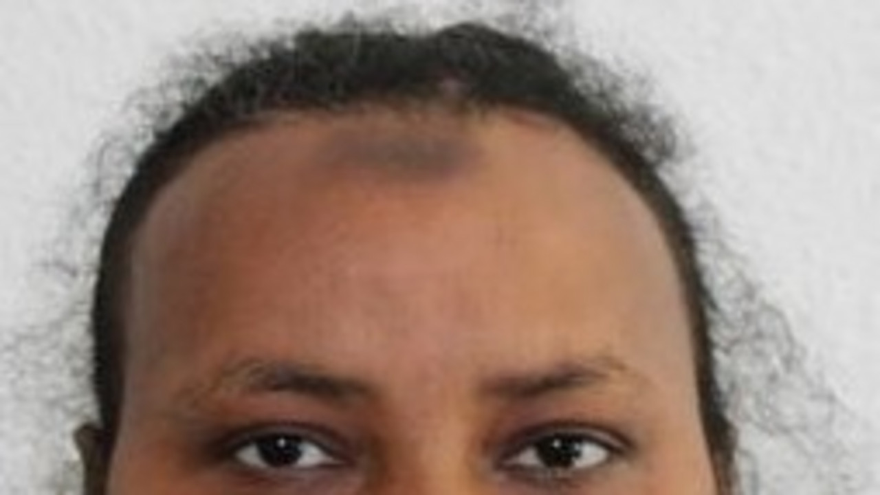 Portraitaufnahme einer vermissten Frau. Sie hat dunkle Haut und dunkle Haare, die zu einem Zopf zurückgebunden sind.