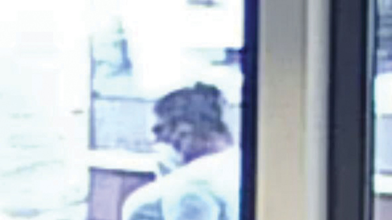 Bild aus der Überwachungskamera. Es zeigt eine Frau mit weißem Pullover. Sie hat schwarze Haare.