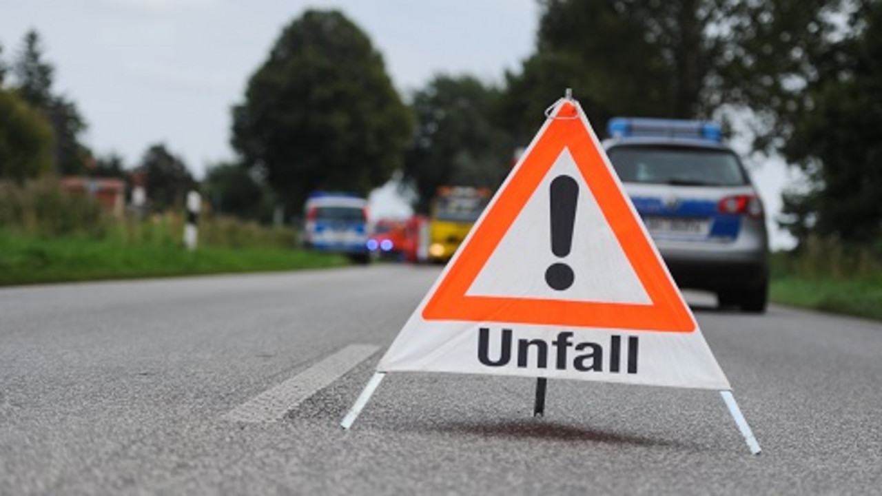 Warndreieck vor einem Unfall