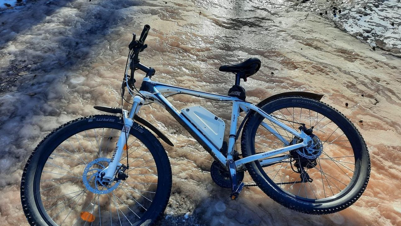 Das Foto zeigt ein weißes E-Bike.