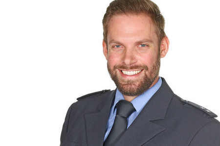 Junger Polizeibeamter mit Bart.