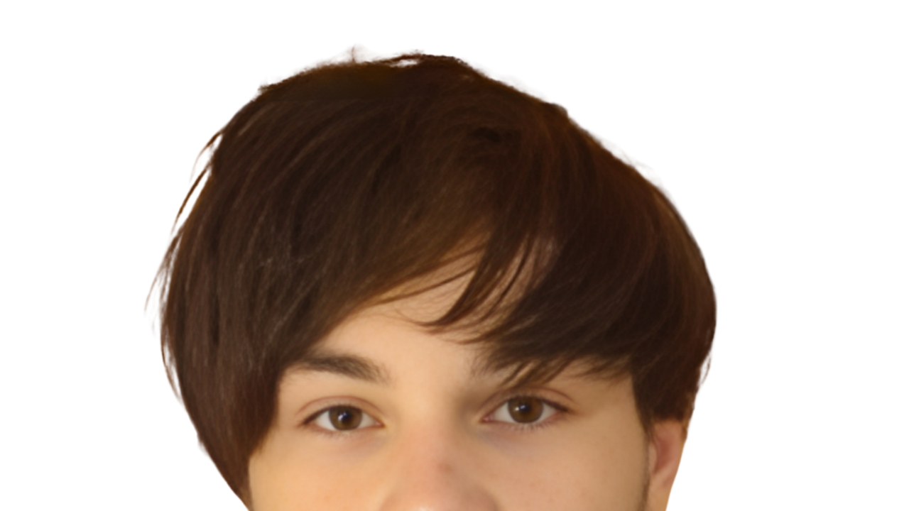 Eine Person mit mittellangem, dunkelbraunem Haar und leichtem Pony blickt nach vorne. Sie trägt einen hellen Kapuzenpullover über einem schwarzen T-Shirt. Der Hintergrund ist schlicht weiß, wodurch die Person deutlich hervorgehoben wird.