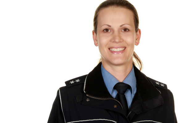 Dunkelblonde Frau in Uniform