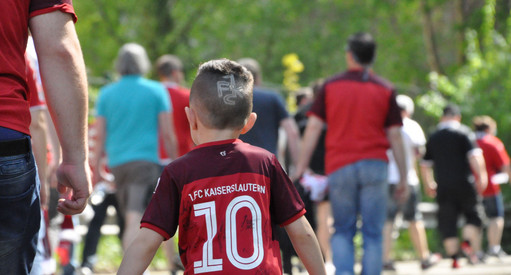 Hinterkopf eines jungen Fußballfan mit FCK-Rasur