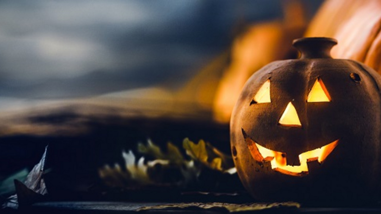 Leuchtender Halloween-Kürbis im Dunkeln
