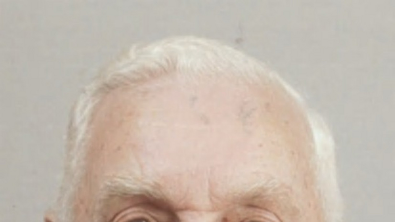 Bild zeigt die vermisste Person. Ein älterer Mann mit kurzem weißem Haar und beiger Jacke.