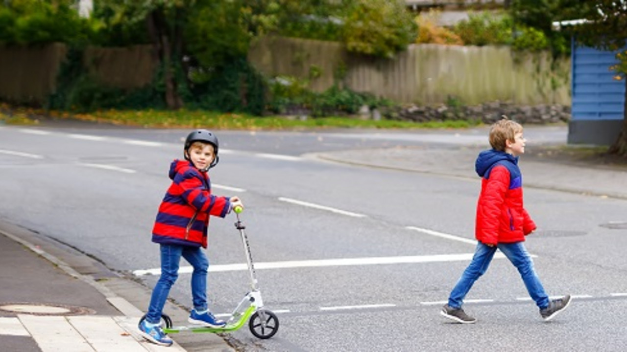 Zwei Kinder laufen über die Straße