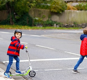 Zwei Kinder laufen über die Straße