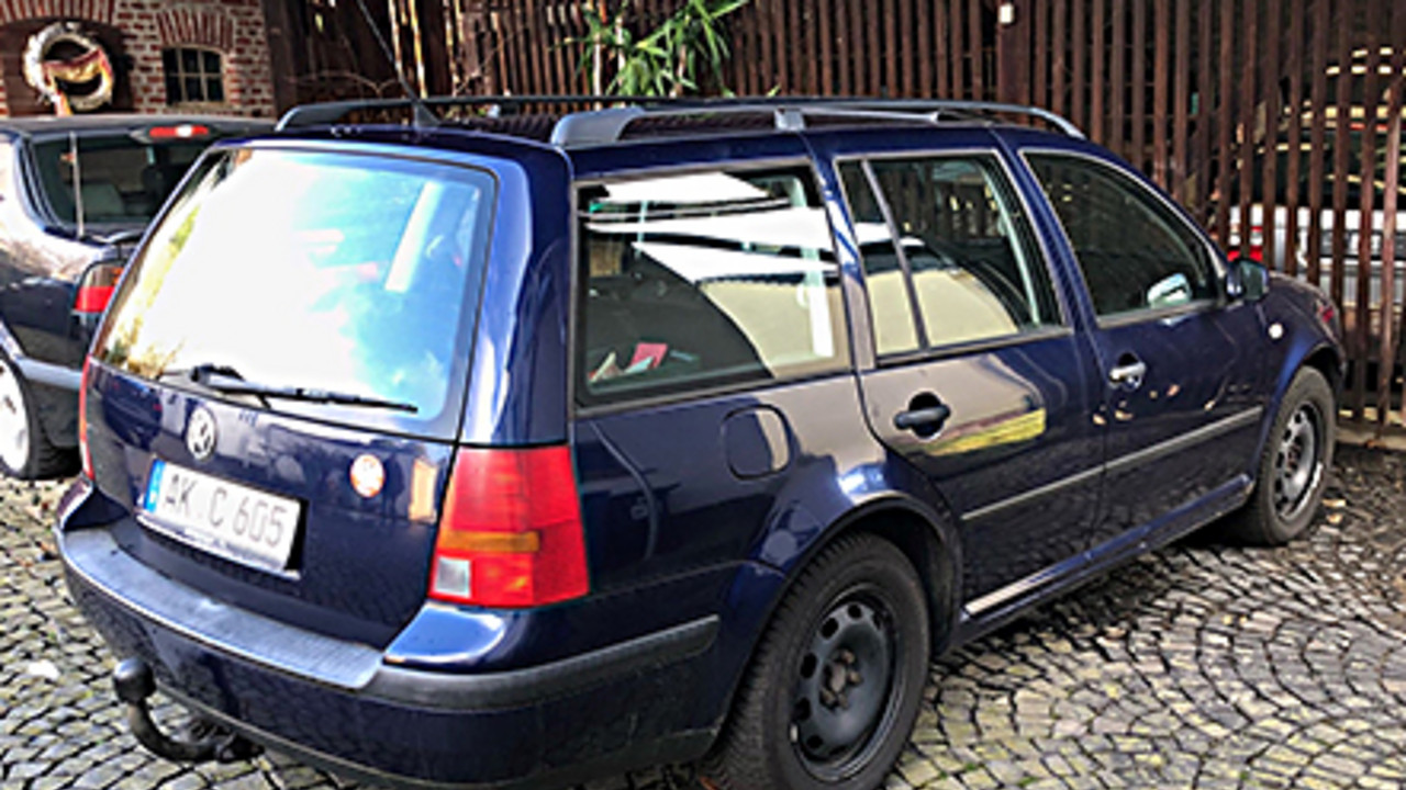 Blauer VW Golf Kombi, mit Anhängerkupplung. Das amtliche Kennzeichen lautet AK-C 605.