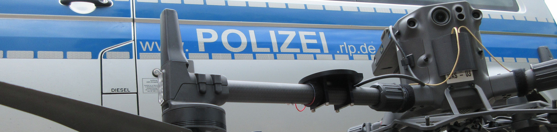 Drohne vor Polizeifahrzeug