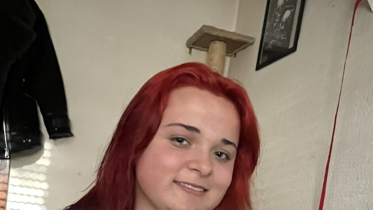 Bild zeigt junge Frau mit pinken Haaren.