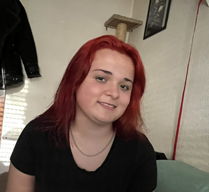 Bild zeigt junge Frau mit pinken Haaren.