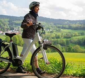 Frau auf einem E-Bike