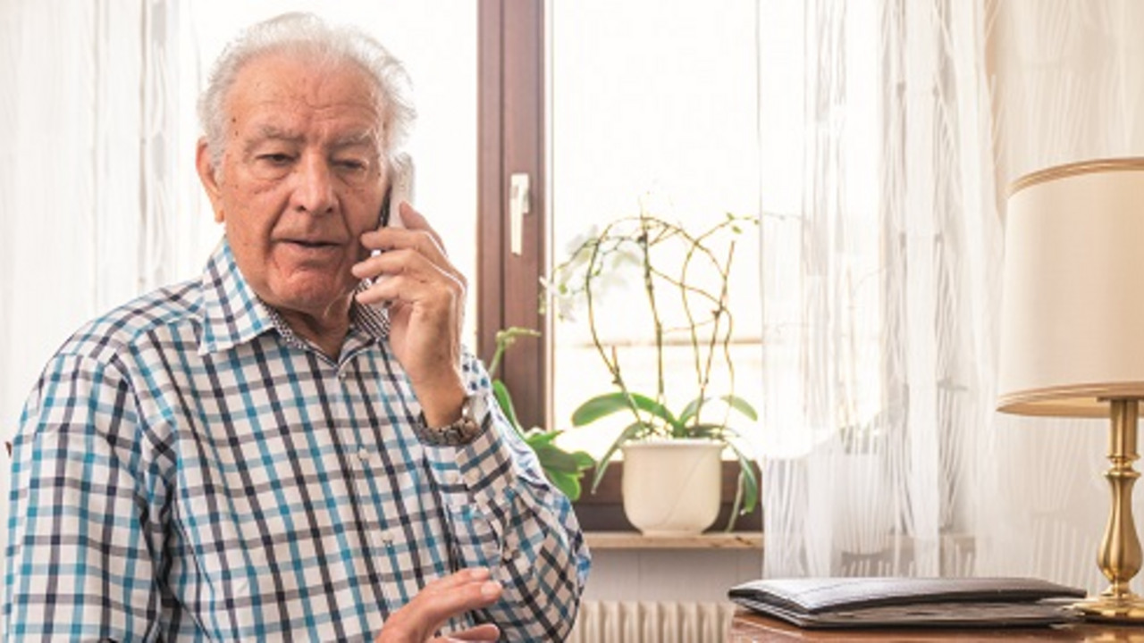 Älterer Mann am Telefon