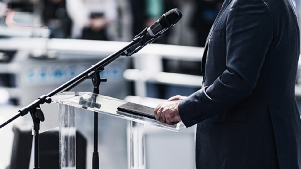 Politiker am Rednerpult