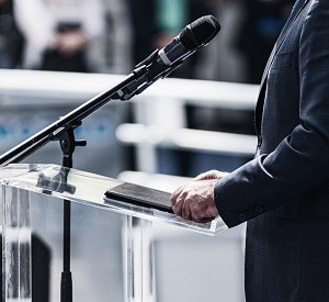 Politiker am Rednerpult