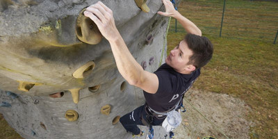 Studierender beim Bouldern