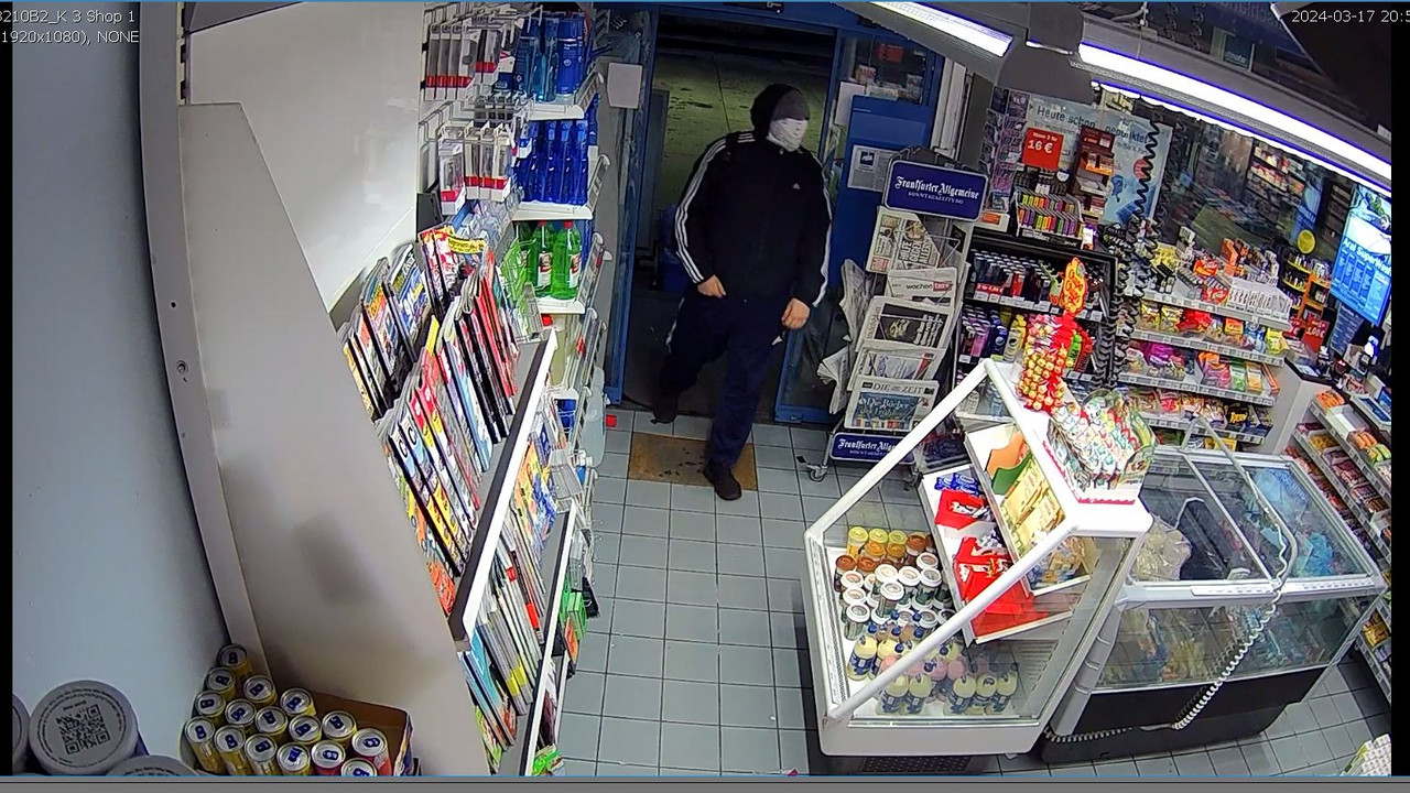 Maskierter Täter betritt die Tankstelle Maskierter Täter betritt die Tankstelle