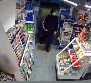 Maskierter Täter betritt die Tankstelle Maskierter Täter betritt die Tankstelle