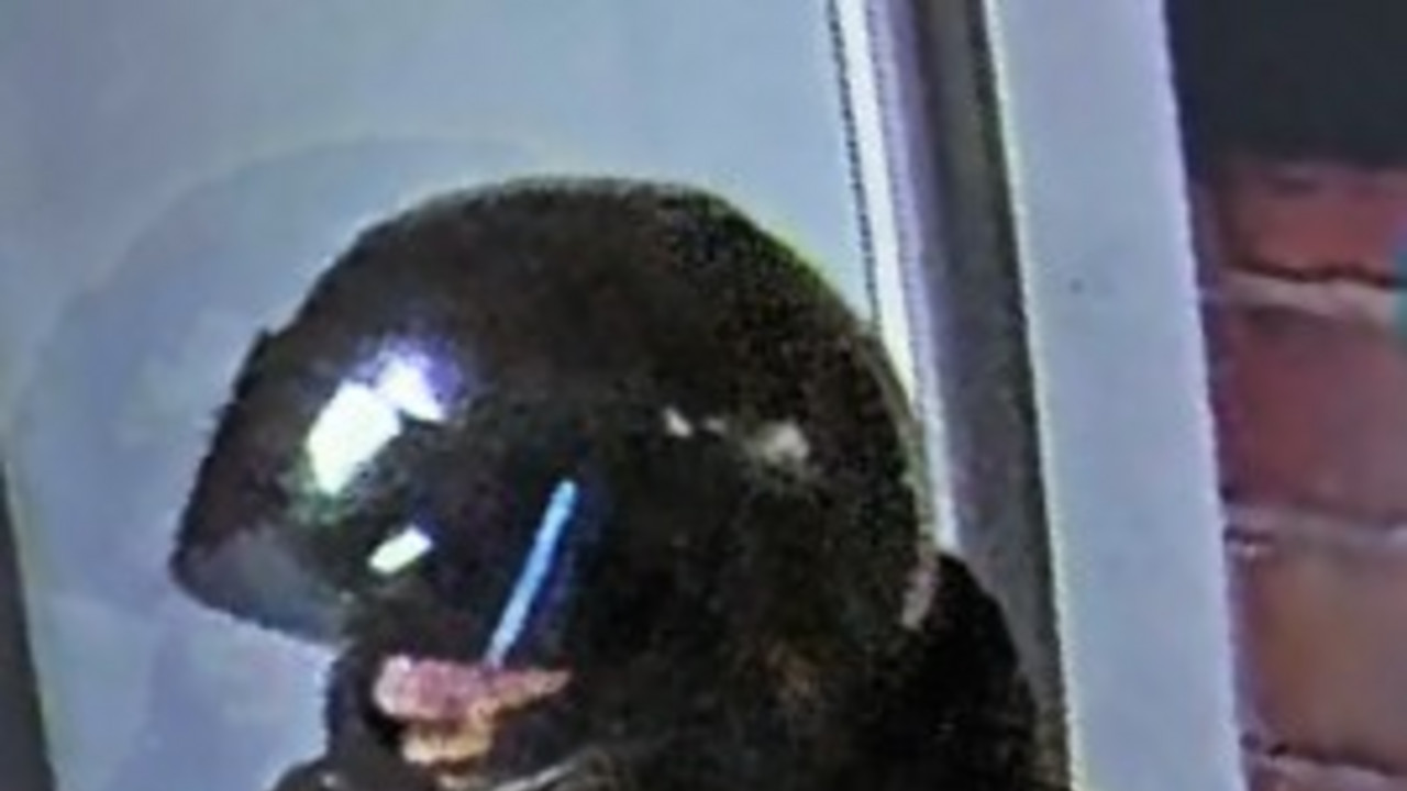 unbekannter Automatenaufbrecher in Motorradkleidung