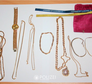 Wem gehören diese Halsketten und die Damenarmbanduhr?