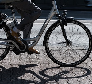 Eine Person auf einem E-Bike