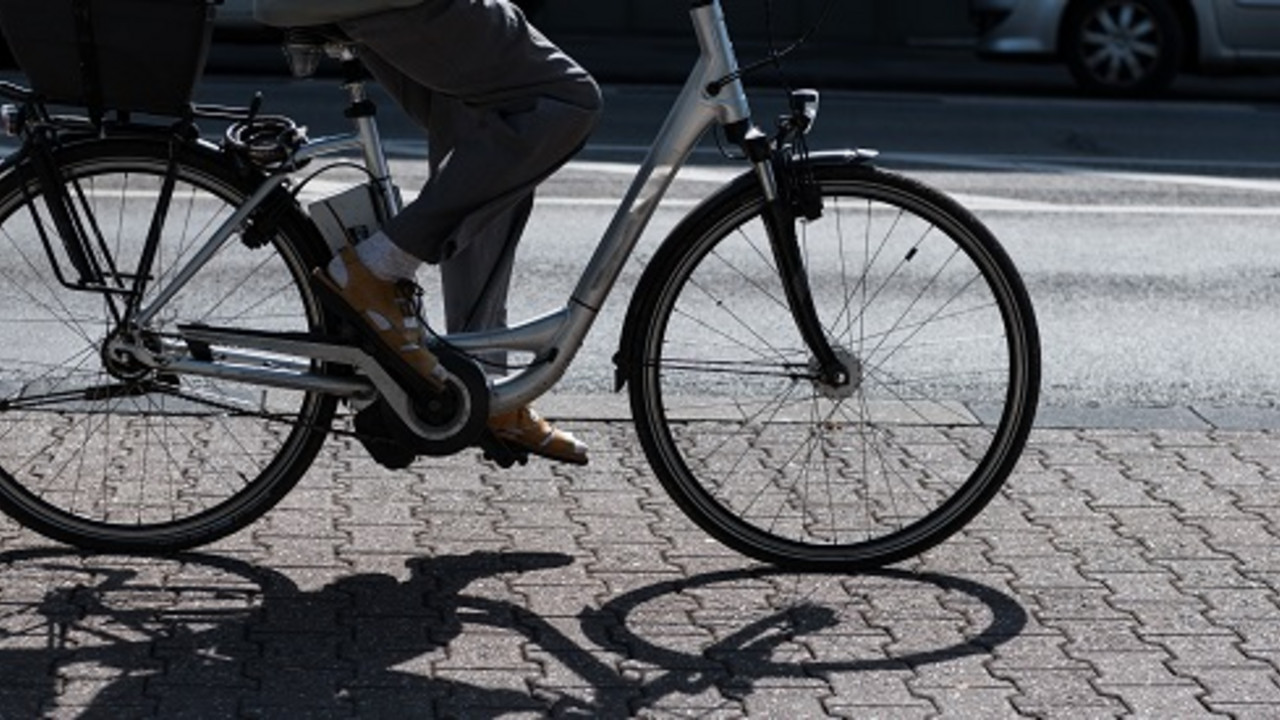 Eine Person auf einem E-Bike