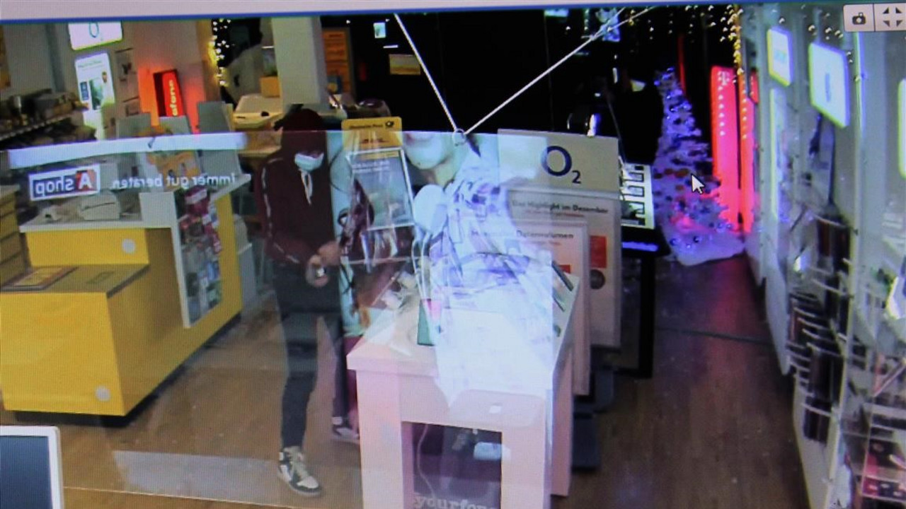 Ein Bild der Überwachungskamera. Der unbekannte Täter im Shop