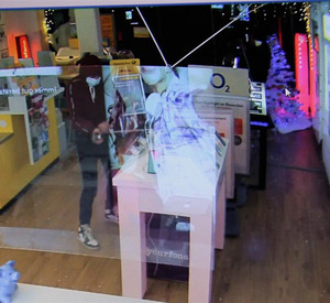 Ein Bild der Überwachungskamera. Der unbekannte Täter im Shop