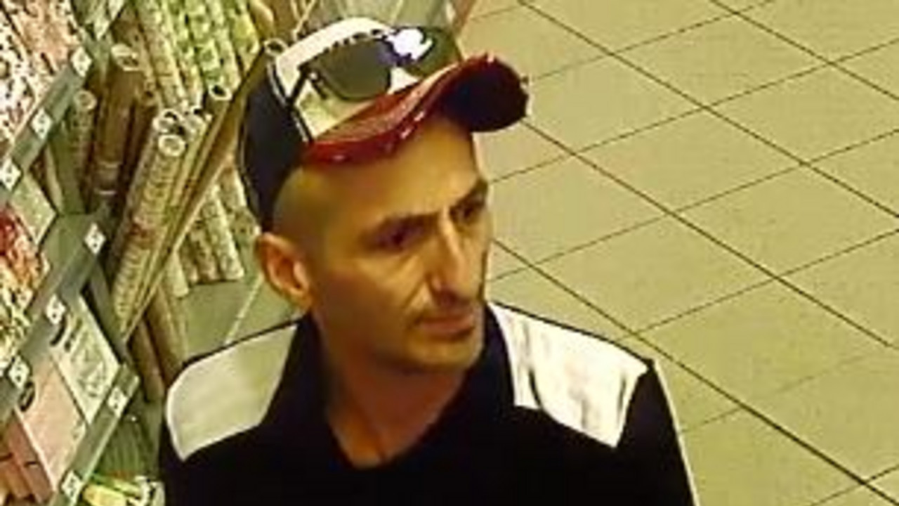 Der unbekannte Täter schiebt einen Einkaufswagen