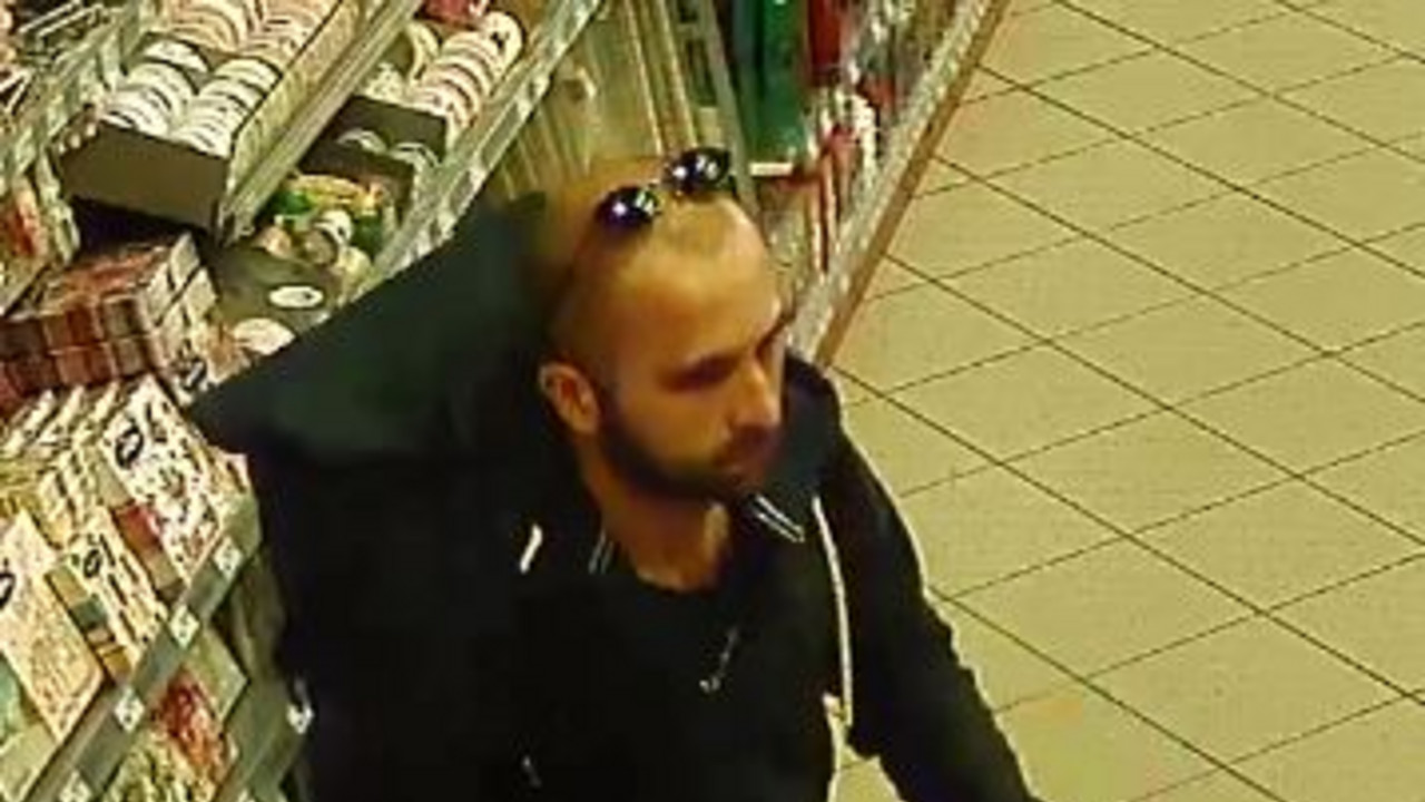 Der unbekannte Täter schiebt einen Einkaufswagen