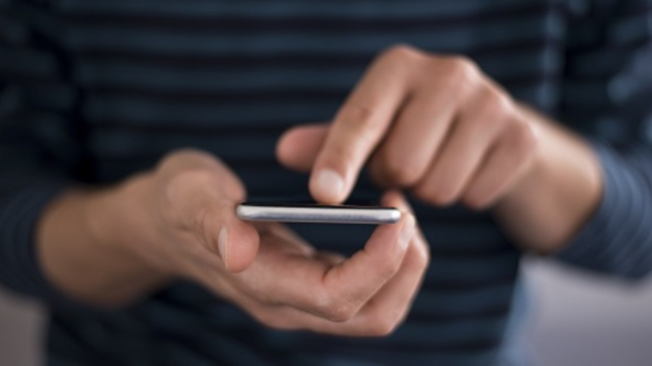 Ein Mann Tippt in ein Smartphone
