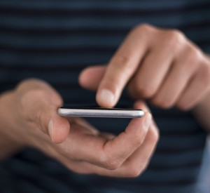 Ein Mann Tippt in ein Smartphone