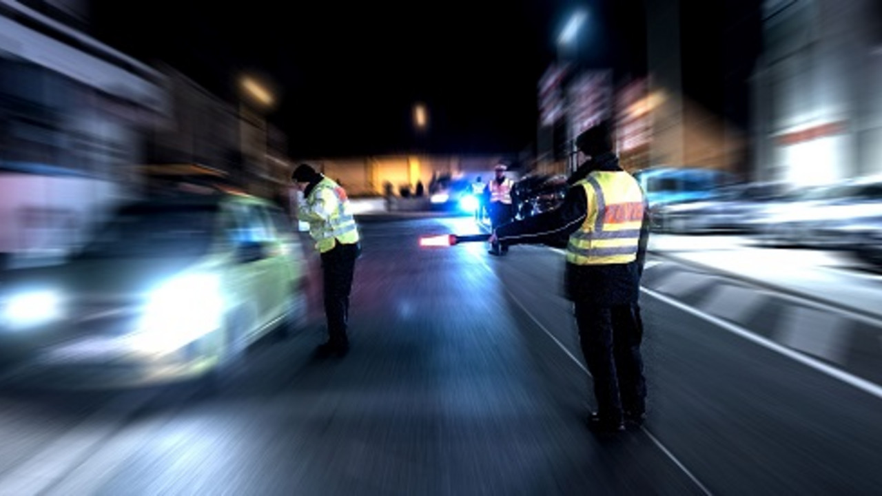 Polizeikontrolle in der Nacht