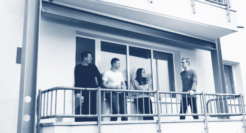 Wohnen Studenten auf Balkon Campus Hahn