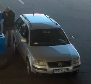 Unbekannter Täter mit einem Fahrzeug der Marke VW Passat in der Farbe Silber.