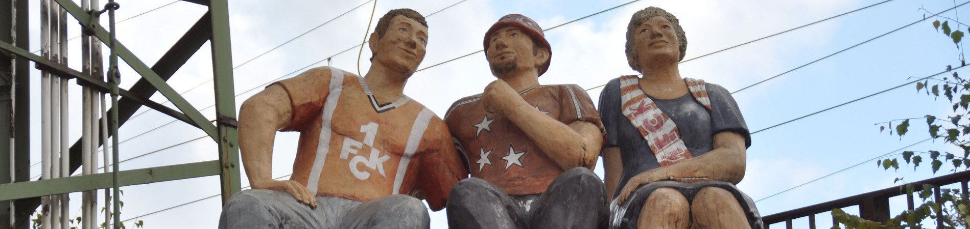 Steinfiguren auf der Mauer am Elf-Freunde-Kreisel