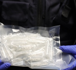Ein Zollbeamter hält eine Packung Kokain in der Hand
